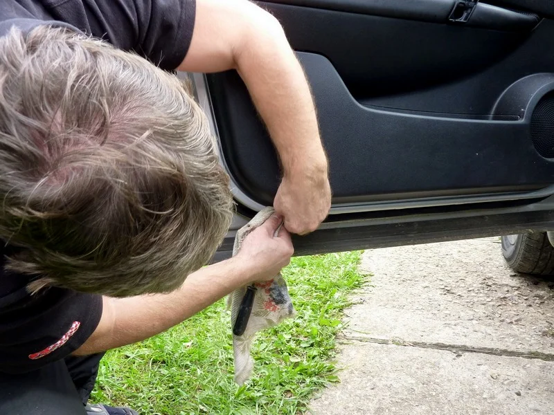 Как снять обшивку с водительской двери Nissan Qashqai Как снять обшивку с водительской двери Nissan Qashqai